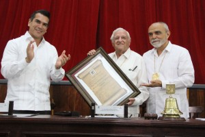 DOCTOR HONORIS CAUSA A ARMANDO FUENTES AGUIRRE(8) (1)